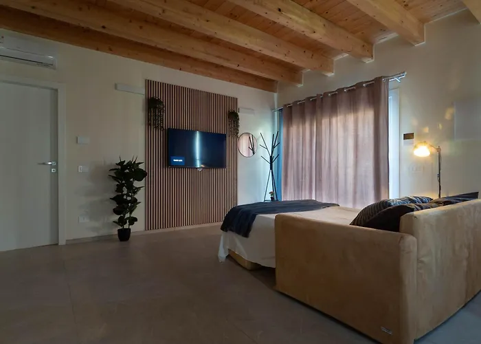 Guesthost - Oasis Of The Knight Феррара